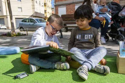 La llibreria Caselles, en ple Eix Comercial de Lleida, a vessar ahir a la tarda amb clients a la recerca ja del seu llibre de Sant Jordi.