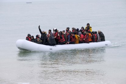 Una dèbil embarcació de migrants al canal de la Mànega.