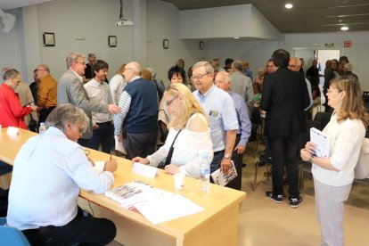 Sebastià Garralón firmant exemplars durant la presentació de l’obra.