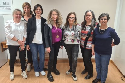 Algunes de les integrants de la nova junta directa, amb Magda Ribes al capdavant.