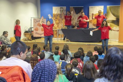 L’auca teatralitzada es va estrenar ahir coincidint amb Sant Jordi a la biblioteca Germanes Güell.