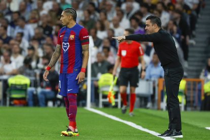 Xavi dona instruccions a Raphinha diumenge passat a l’estadi Santiago Bernabéu.