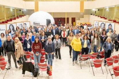 Algunes de les dones que participen en el projecte ‘Lleida, terra de dones transformadores’ amb la vicepresidenta del Govern en el centre, amb camisa roja.