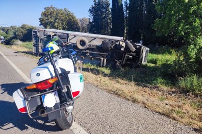 En l’accident mortal van estar implicats un cotxe i camió.