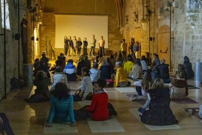 Assistents al festival davant de les autoritats durant l’acte d’inauguració ahir al Castell del Rei.