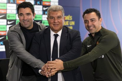 Deco, Laporta i Xavi, ahir abans de la roda de premsa.