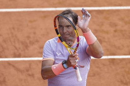 Rafa Nadal saluda els aficionats després del victoriós debut.