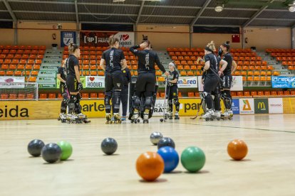 Les jugadores i el tècnic del Vila-sana, Lluís Rodero, ahir a la pista de l’Onze de Setembre.