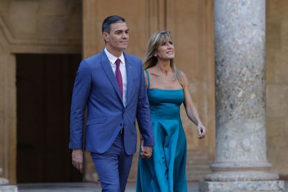 Sánchez, amb la seua dona, Begoña Gómez, arribant a un acte a finals de l’any passat.