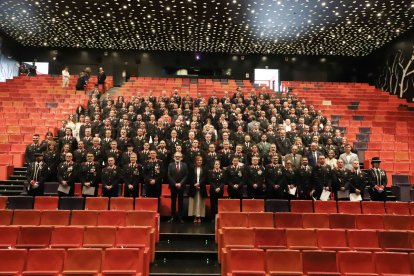 Foto de família amb les autoritats i els agents i ciutadans condecorats.