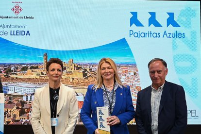 La tinenta d’alcalde d’Urbanisme, Begoña Iglesias, va recollir la distinció “Pajarita Ilustre” pel reciclatge de paper i cartró.