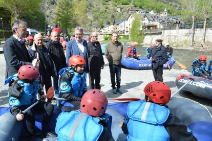 Presentació de la temporada a Llavorsí ■ El president de la Diputació, Joan Talarn, el vicepresident Juan Antonio Serrano, el director del Patronat de Turisme, Juli Alegre, el president del consell del Pallars Sobirà, Carlos Isus, l’alcalde d ...