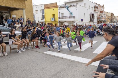 Escolars van fer les delícies del públic amb una performance itinerant.