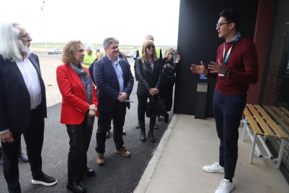 Capella i Albalate escolten explicacions del responsable d’una firma que treballa a l’aeroport.