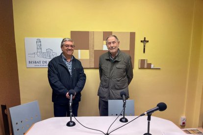 Davant la restauració de l’altar de la Mare de Déu de Montserrat