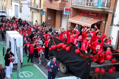 Els jugadors i tècnics van fer la rua en un remolc acompanyats per desenes de seguidors.