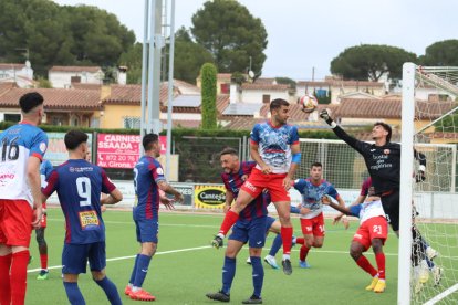 Una de les aproximacions del Mollerussa en una pilota aèria sobre la porteria de l’Escala.