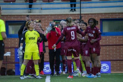 Les jugadores del Logronyo, tant les que jugaven com les de la banqueta, van fer el passadís a la capitana Olga García, que ahir es retirava.