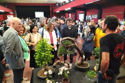 La visita de les autoritats al mercat ubicat dins de la Sala.