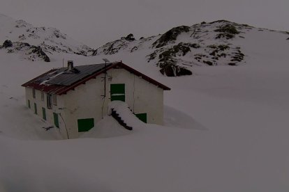 La neu va tornar aquest cap de setmana a zones del Pirineu com el refugi de Certescan.