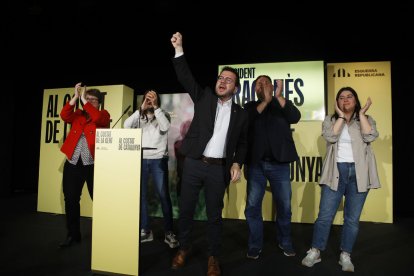 Aragonès, en un míting a l’Hospitalet de Llobregat amb membres de les llistes i dirigents d’ERC.