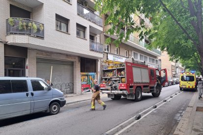 Els Bombers ahir al migdia al carrer Anselm Clavé.