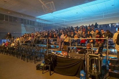 Desenes de famílies van acudir ahir al festival Mil Maneres, que va haver d’adaptar-se als canvis meteorològics.