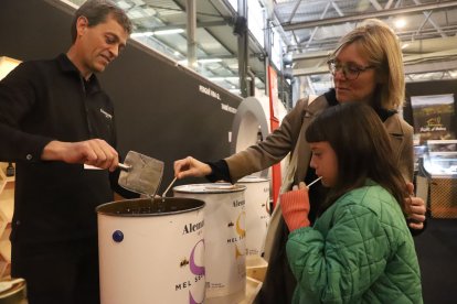 Degustació de mel artesana a l’estand de Mel Alemany de la comarca.