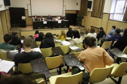 Aspirants ahir a l’institut Màrius Torres, una de les seus a Lleida de les oposicions docents.