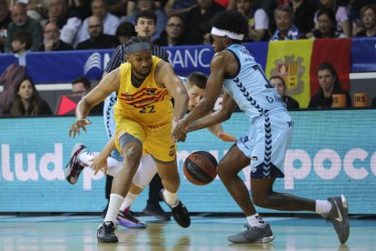 Jabari Parker defensa el base de l’Andorra Jerrick Harding.