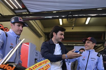 Àlex i Marc Márquez van rebre la visita al box del pilot de Fórmula 1 Carlos Sainz.