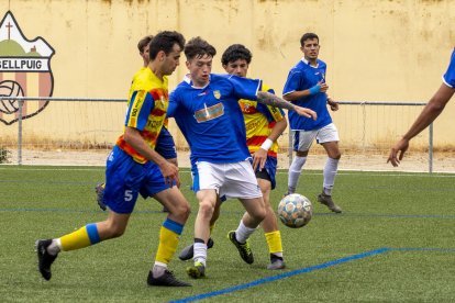 Dos jugadors de Bellpuig i Angulària pugnen pel control de la pilota.