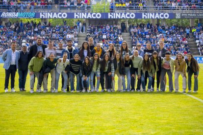 La plantilla de l’AEM va ser homenatjada abans del partit per la consecució del play-off a Primera.