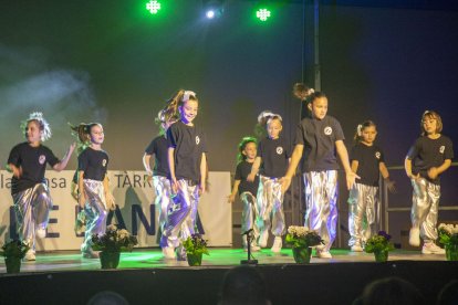 Dansa urbana amb ballarines del Gyas Club, ahir al migdia en un Espai MerCAT a vessar de públic.