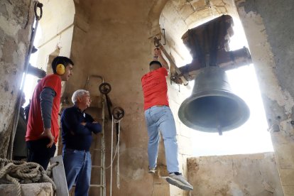 La campanera de Burgos Felisa Corredera, a la torre de l’església.