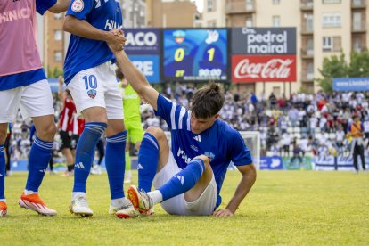 Chuli ajuda Ton Ripoll a aixecar-se després del partit de diumenge.