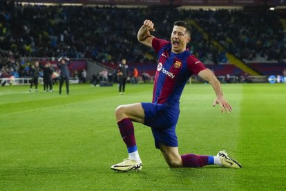 Robert Lewandowski celebra un dels seus tres gols.