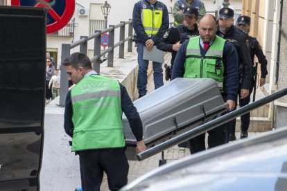 Els serveis judicials treuen el cos del nen del domicili.