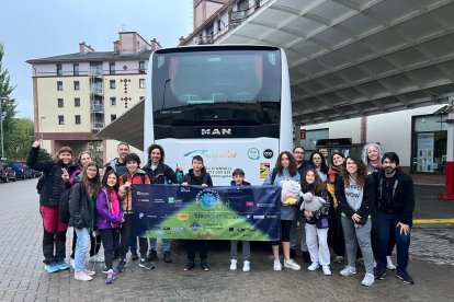 Joves i famílies van sortir a les 7 del matí d’ahir de l’estació d’autobusos de la Seu.