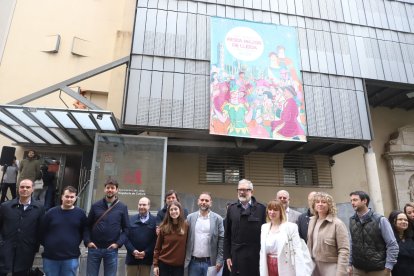 Lucía Fernández, la veu de la cançó oficial ■ En la presentació ahir del programa d’activitats també es va poder escoltar la cançó oficial de la festa major de Lleida a la qual posa veu la jove Lucía Fernández (a la foto al costat del r ...