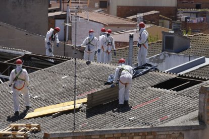 Imatge d’arxiu de la retirada d’una coberta d’amiant a la ciutat de Lleida.