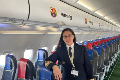 Gisela Armengol, a l’interior de l’aeronau tunejada del Barça en la qual va portar l’equip femení.