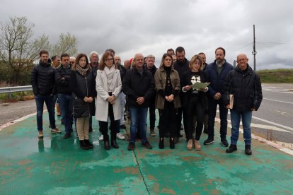 Alcaldes i veïns van protestar ahir al punt negre de Llobera.