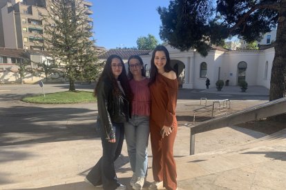 Nerea, Marta i Míriam, estudiants d’Infermeria a la UdL.