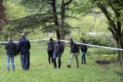 Els investigadors, juntament amb la víctima, van pentinar ahir la zona de l’hort i del jardí del geriàtric.