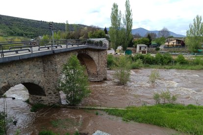 El riu Segre al seu pas pel poble d’Arfa, al municipi de Ribera d’Urgellet, a l’Alt Urgell.