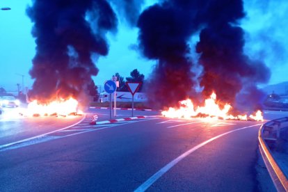 Crema de pneumàtics ahir a primera hora del matí a l’accés a la presó de Brians, a Sant Esteve de Sesrovires.