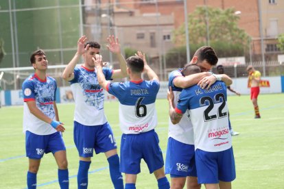 Al final del partit, els jugadors del Mollerussa van celebrar el punt aconseguit contra el Vilafranca.