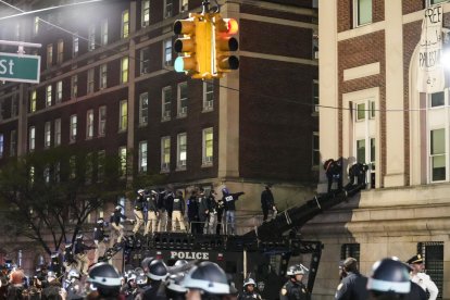 Moment en què els policies de Nova York utilitzen una rampa per entrar a l’edifici Hamilton Hall, a la universitat de Colúmbia.