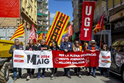 Els líders d’UGT i CCOO a Lleida encapçalant la marxa unitària que ahir va recórrer l’Eix Comercial.